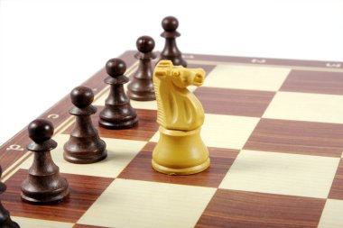satranç tahtası parçası üzerinde beyaz izole