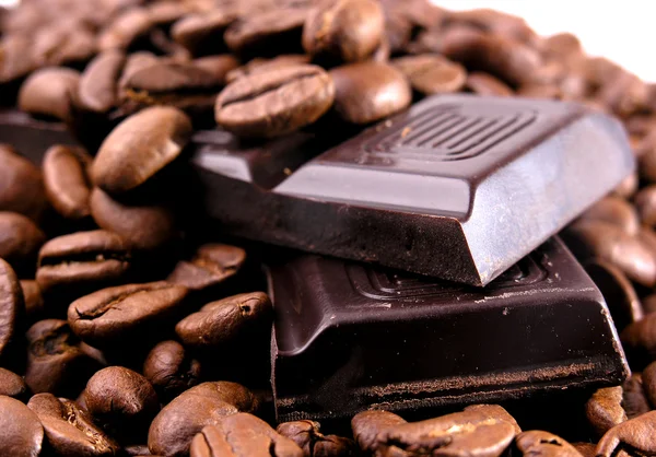 Smažené zrna kávy a čokolády — Stock fotografie
