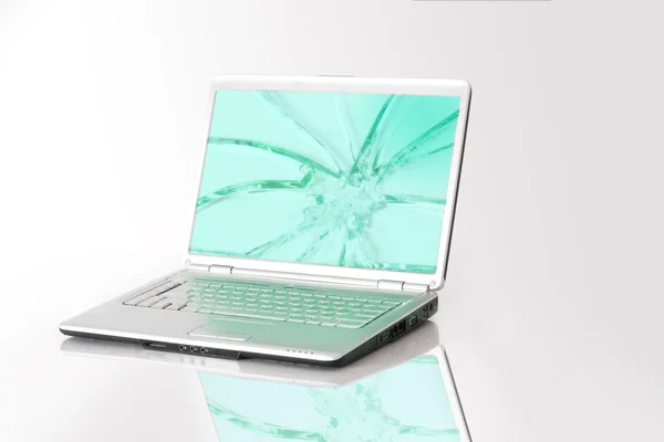 Laptop med trasiga skärmen — Stockfoto