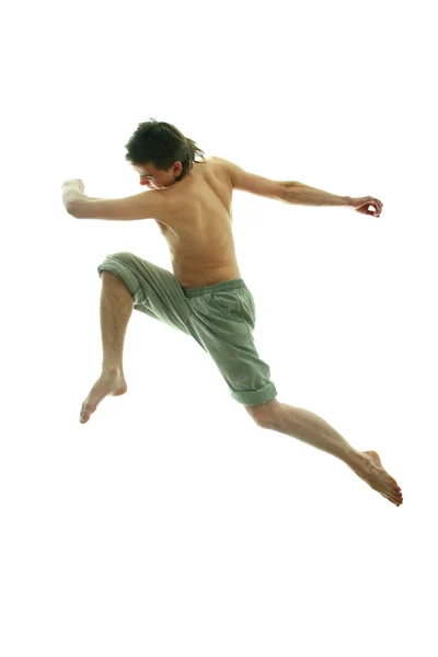 Прыгающий молодой танцор — стоковое фото