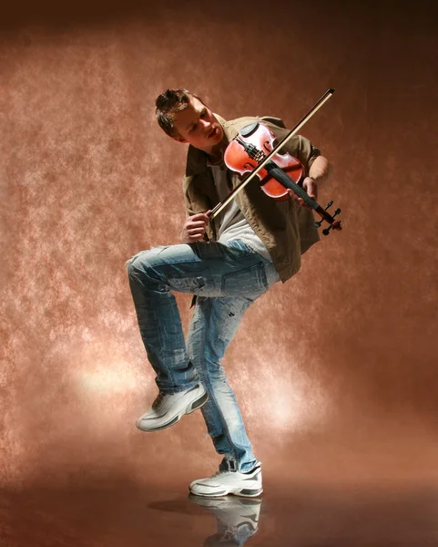 Mladý muž s houslemi — Stock fotografie