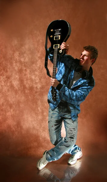 El joven con una guitarra —  Fotos de Stock