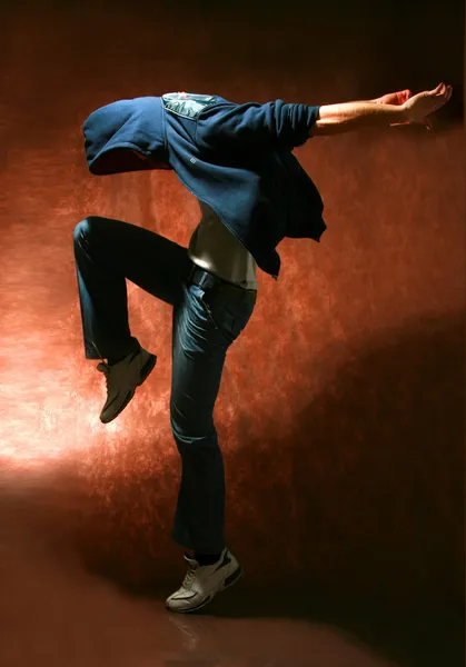 Красивая танцовщица на коричневом фоне — стоковое фото