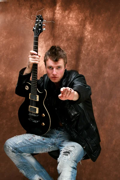 Den unge mannen med en gitarr — Stockfoto