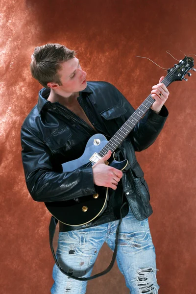 Ο νεαρός άνδρας με μια κιθάρα — Φωτογραφία Αρχείου