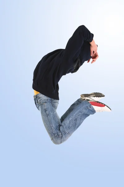 ジャンプの青に分離された若いダンサー — ストック写真