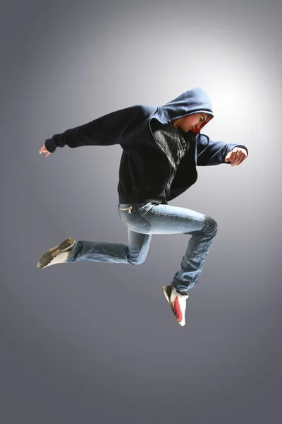 Прыгающий молодой танцор — стоковое фото