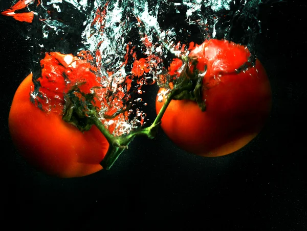 Tomates rojos aislados en agua — Foto de Stock