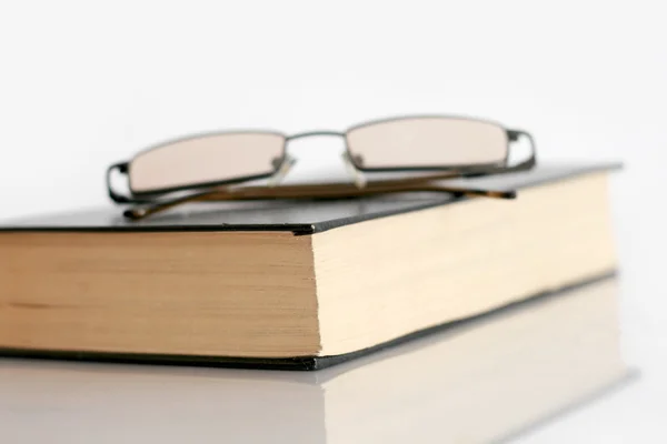 Книга и очки — стоковое фото