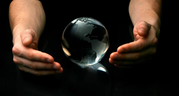 Mãos ao redor do globo — Fotografia de Stock