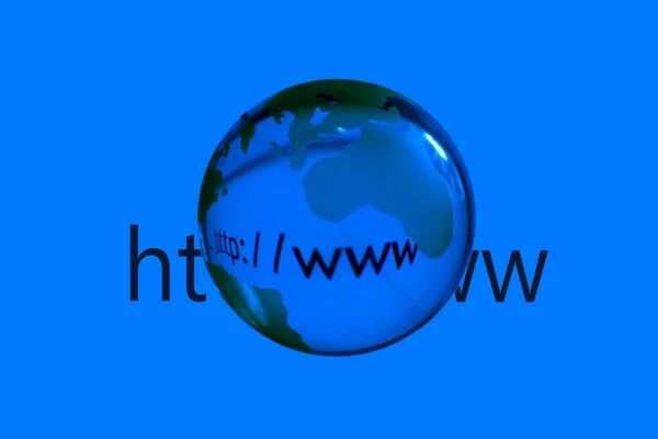 Globus auf blauem Hintergrund — Stockfoto