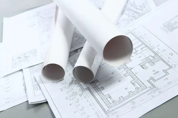 Rullar med ritningarna för byggandet av ett hus Stockfoto