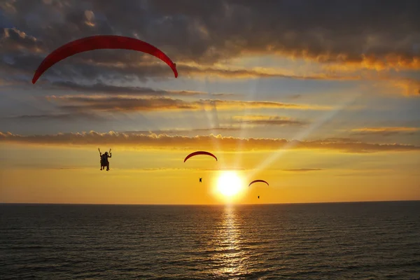 海以上操作的降落伞 — 图库照片