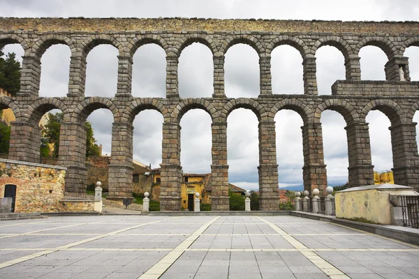Antique aqueduct in cloudy day — Stock Photo, Image