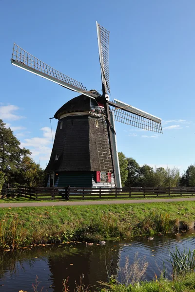 O moinho de vento reflete-se na água — Fotografia de Stock