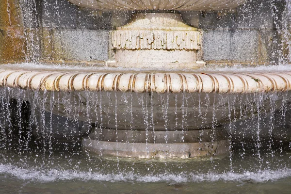 Okrągłe miski z fontanną — Zdjęcie stockowe