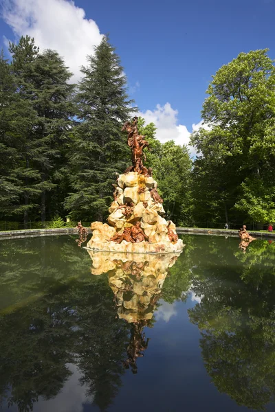The fountain and sculptures — Stock Photo, Image