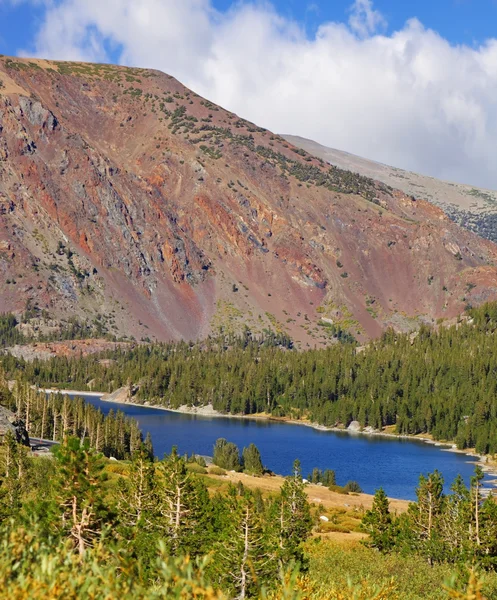 De enorme rode berg en lake tioga — Stockfoto