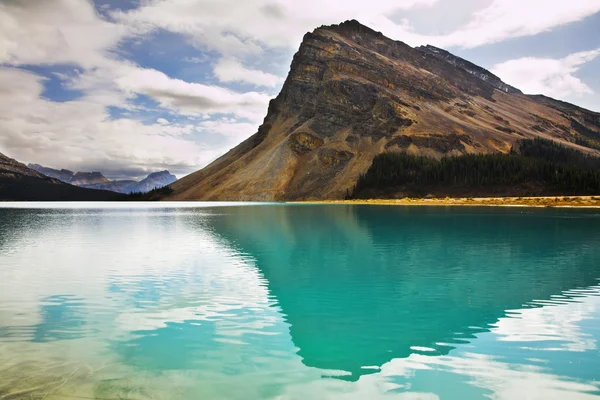 The rock is reflected in emerald waters — Stock Photo, Image
