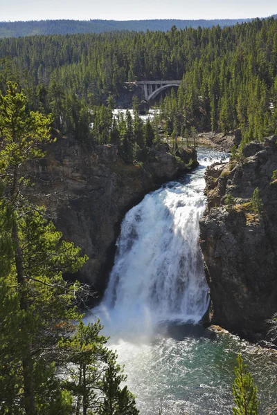 Prachtige watervallen op en de brug — Stockfoto