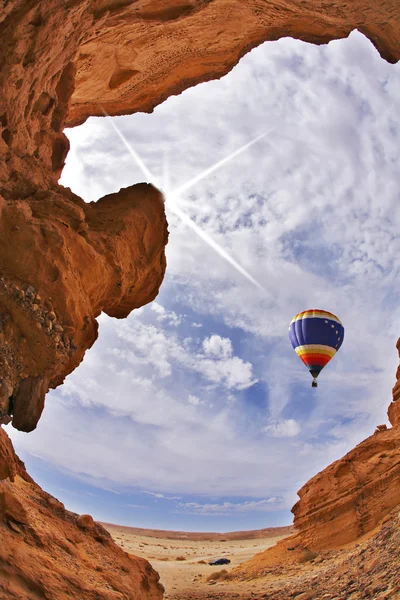 The balloon flies above canyon — Stock Photo, Image