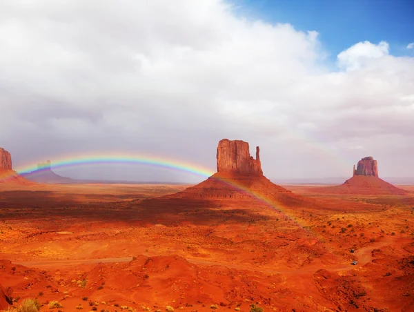 O arco-íris em Monuments Valley Navajo — Fotografia de Stock