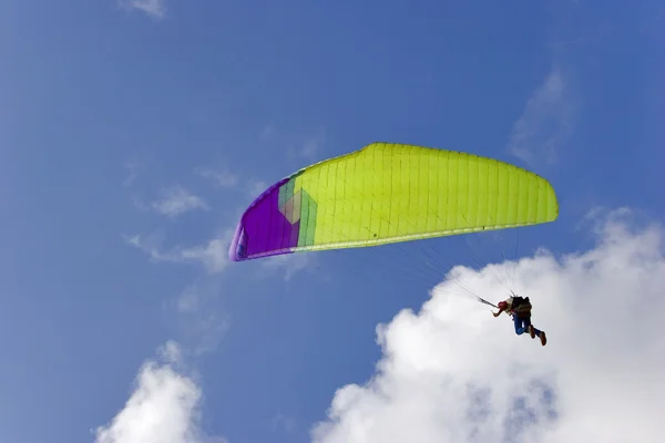 Op een parachute als op een schommel — Stockfoto