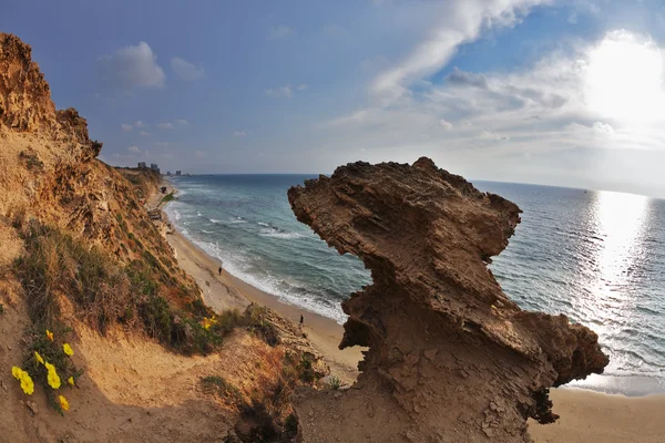 Ausgeflippte Felsen an der Küste — Stockfoto