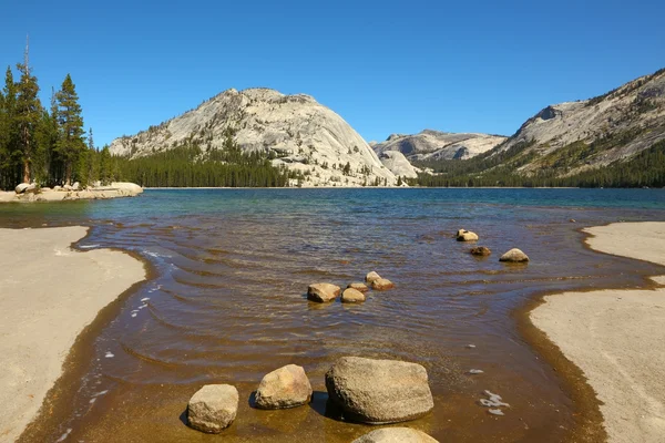Il lago poco profondo inl parco Yosemite — Foto Stock