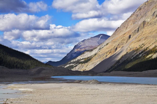 Lac peu profond dans les montagnes du Canada — Photo