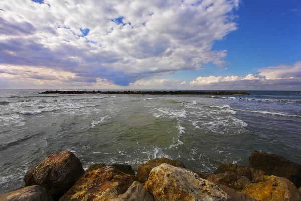 Sahil kayalar — Stok fotoğraf