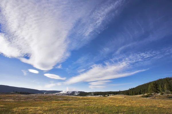 Vliegende wolken boven yellowstone park — Stockfoto