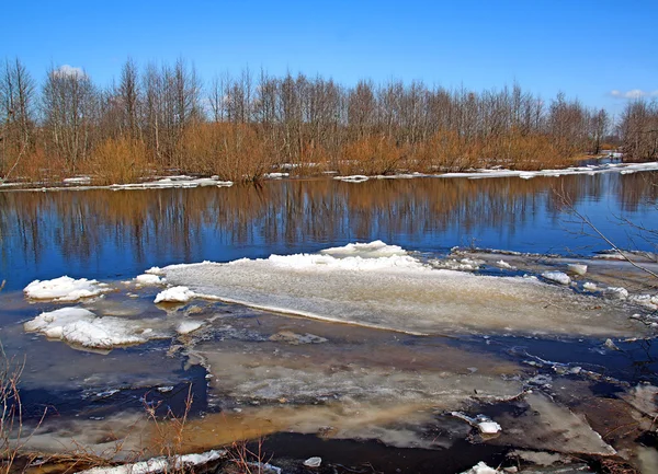 Eisglätte auf Fluss — Stockfoto