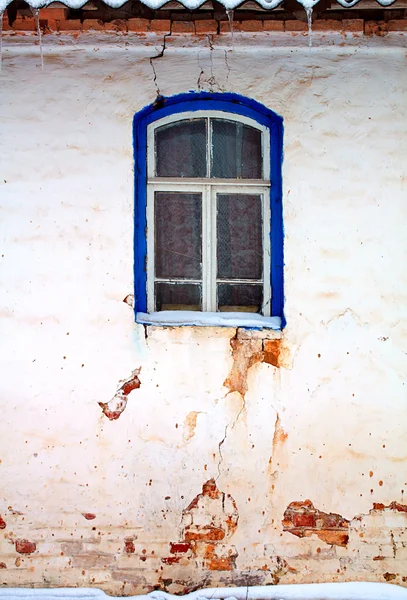 오래 된 벽돌 건물의 창 — 스톡 사진