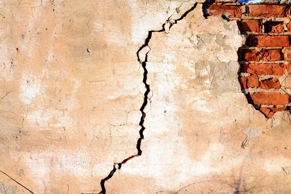 Ρήγμα σε παλιό τοίχο από τούβλα — Φωτογραφία Αρχείου