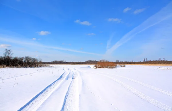 Зимова дорога через поле — стокове фото