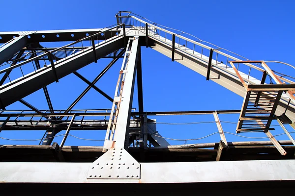 青色の背景の空の鉄道橋 — ストック写真