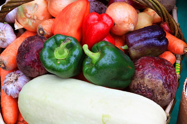 Grönsaker i korg — Stockfoto