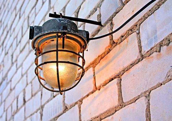 벽돌 벽에 노화 램프 — 스톡 사진
