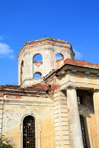 Старіння знищені церкви — стокове фото