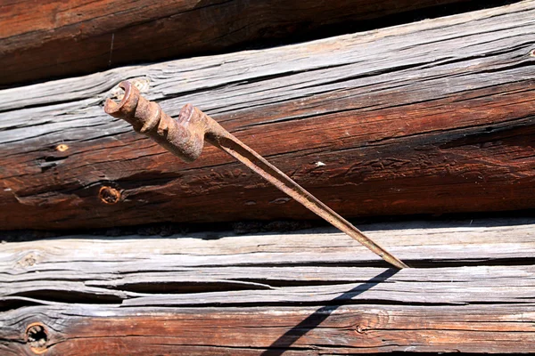 Bajonett in der Wand des Holzgebäudes — Stockfoto