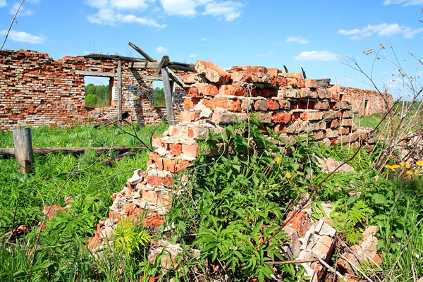 yıkık tuğla ev
