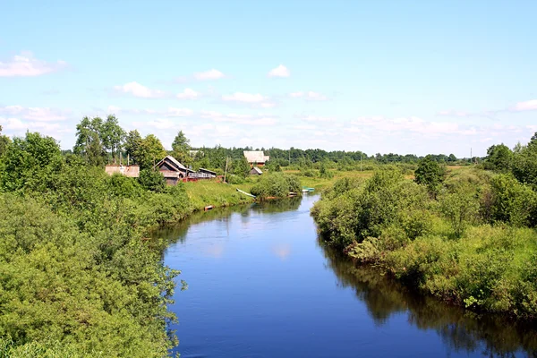 Деревня на берегу реки — стоковое фото
