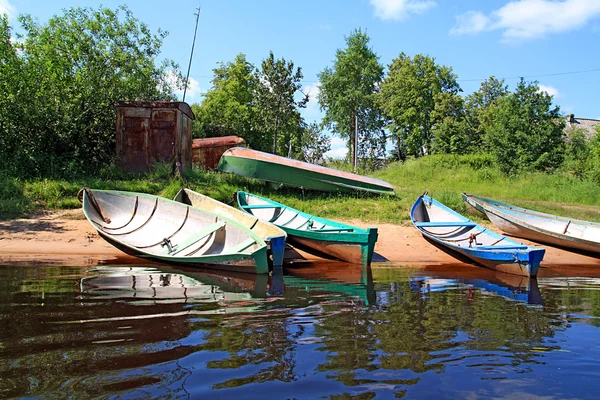 Човни на березі річки — стокове фото