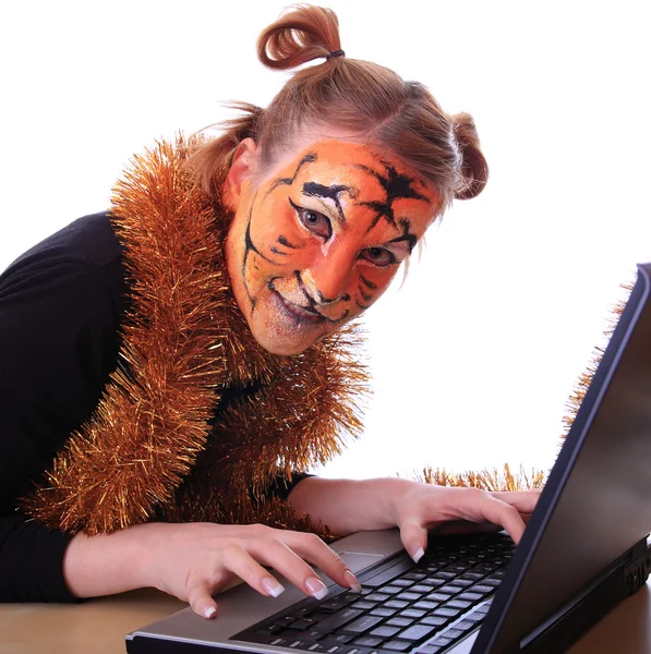 Flicka en tiger med en bärbar dator — Stockfoto