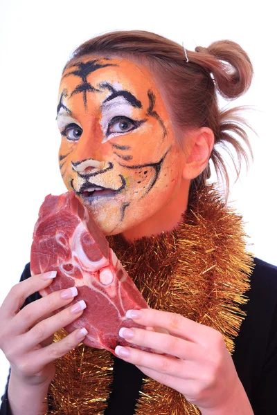Dziewczyna tygrys z kawałkiem surowego mięsa. — Zdjęcie stockowe