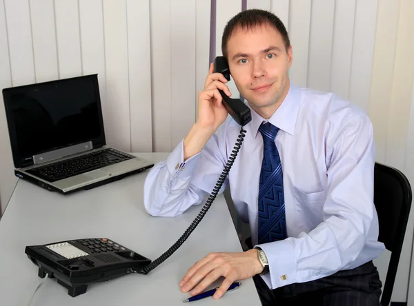 Succesvolle zakenman in een kantoor. — Stockfoto