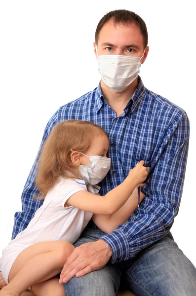 Família em máscaras médicas com um termômetro — Fotografia de Stock