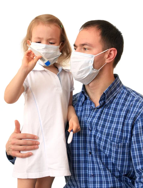 Familie in medizinischen Masken mit Thermomet — Stockfoto