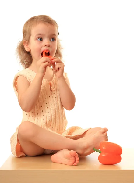 Dziewczyna zjada slodki pieprz. — Zdjęcie stockowe